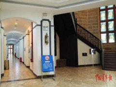 <b>正在被轰炸过6次的讲授楼继续上课</b>